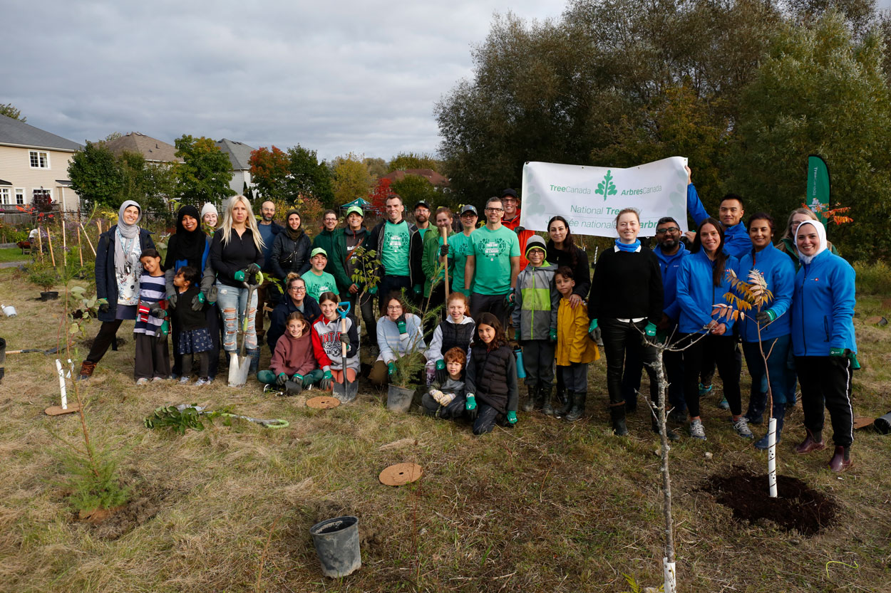 Group image of volunteers at the 2022 National Tree Day Ottawa event.