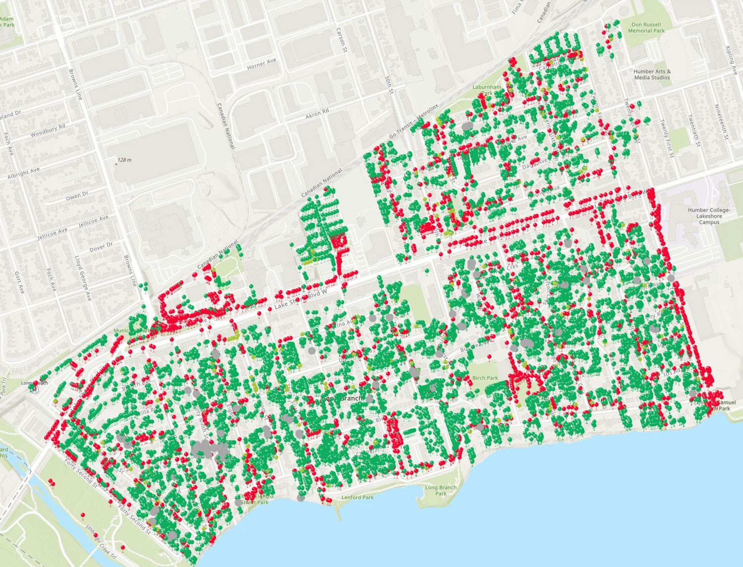 Carte de Toronto montrant une rivière à gauche, le lac Ontario en dessous et le Collège Humber à droite. La ville est indiquée par des marqueurs verts et rouges sur la carte.