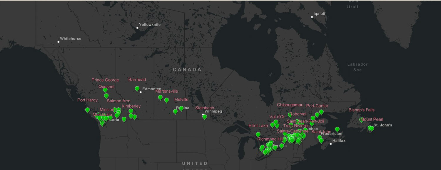 Carte du Canada en couleurs sombres avec les principales villes du pays. Des marqueurs verts indiquent les villes spécifiques dans chaque province.